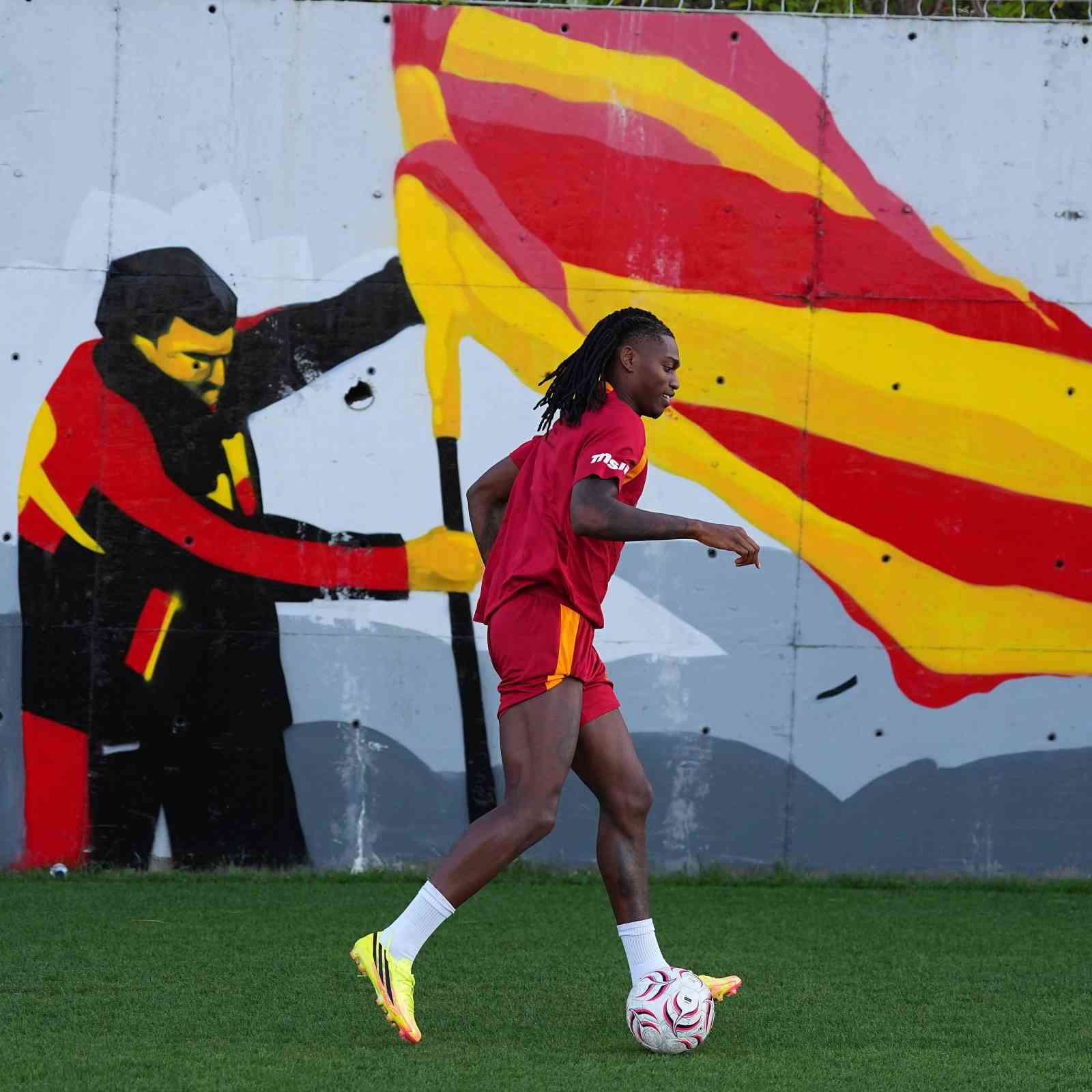 Rafael Leao, Galatasaray’da ilk antrenmanına çıktı
