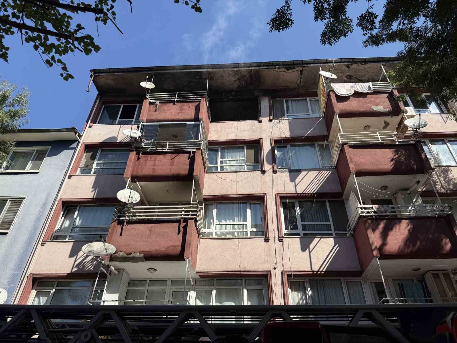 4 katlı binanın üst katında çıkan yangın paniğe neden oldu
