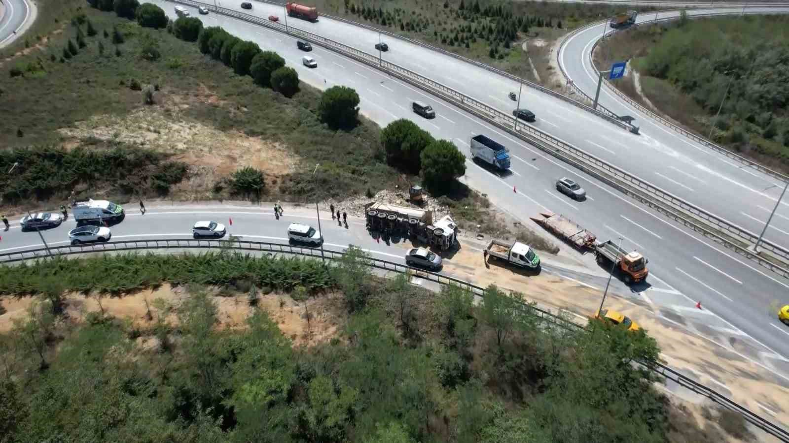 Eyüpsultan’da hafriyat kamyonu devrildi: 1 yaralı
