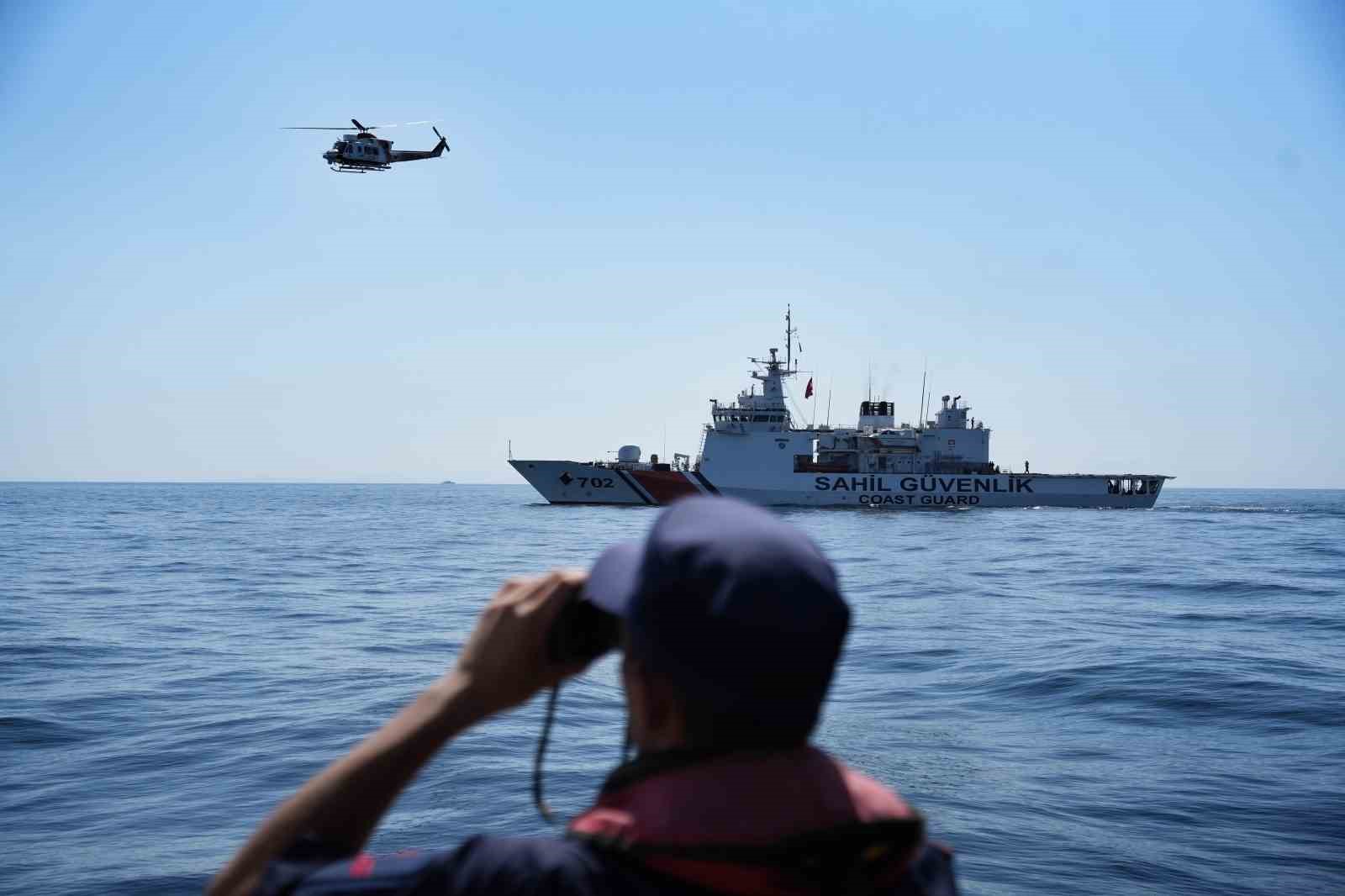 Sahil Güvenlik ekiplerinin helikopter destekli arama kurtarma