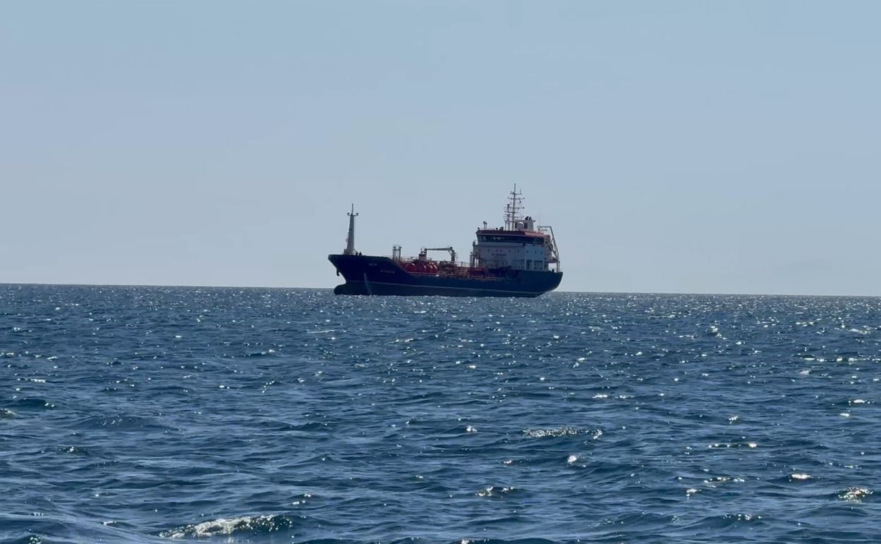 Çarpışmada hasar almadan kurtulan ALSU isimli ticari gemi Silivri açıklarına çekildi