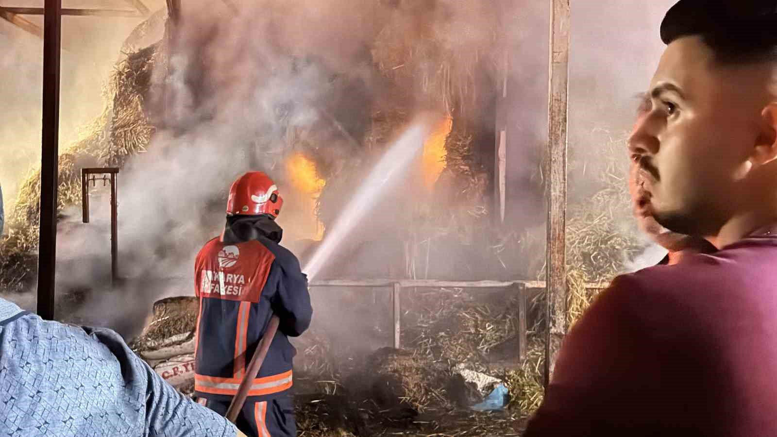 Samanlık alev alev yandı, 4 kişi dumandan etkilendi
