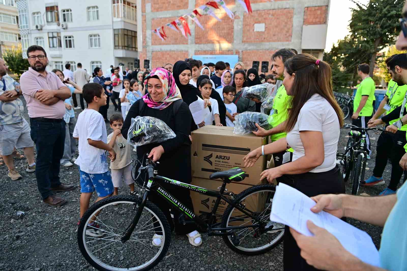 Bahçelievler’de 100 çocuğa bisiklet dağıtım töreni