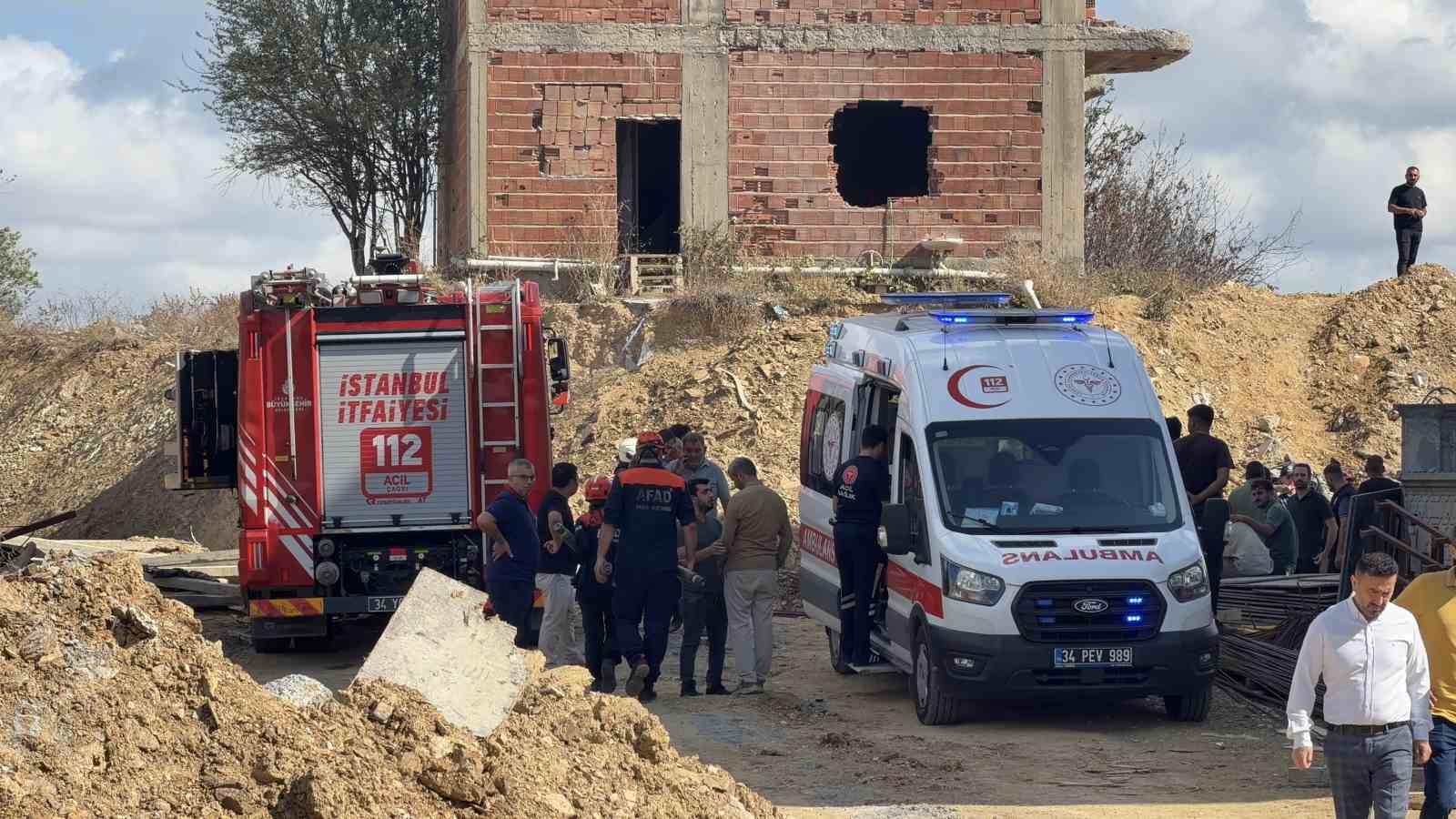 Başakşehir Şamlar Mahallesi’nde inşaat alanında toprak kayması yaşandı. Bölgeye itfaiye ekipleri sevk edildi. İlk belirlemelere göre göçük altında kalan 3 işçiden 2’si kurtarıldı. Göçük altındaki 1 işçiyi kurtarma çalışmaları devam ediyor
