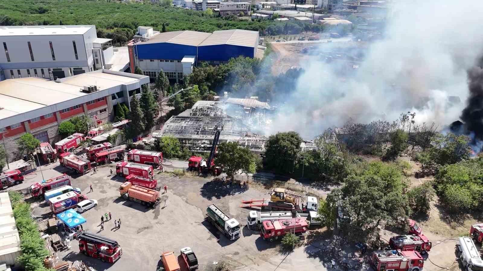 Tuzla’daki fabrika yangını kısmi olarak kontrol altına alındı