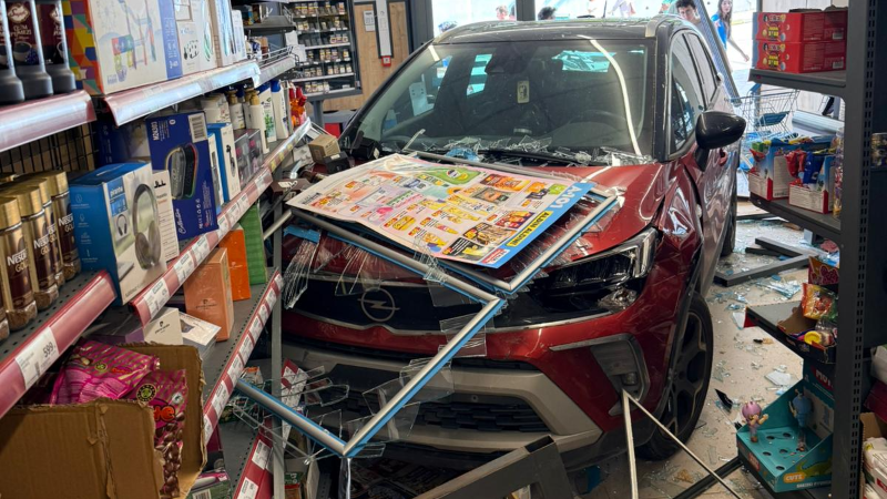 İzmit'te otomobil marketin camından içeriye girdi