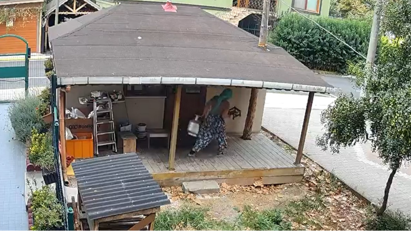 Evin önündeki malzemeleri çaldılar