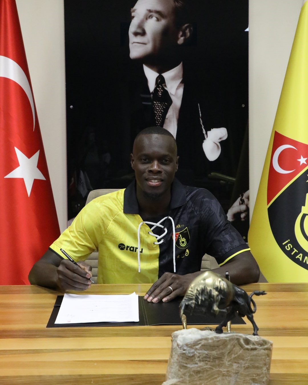 İstanbulspor Mamadou Fall ve Aytaç Kara’yı renklerine bağladı
