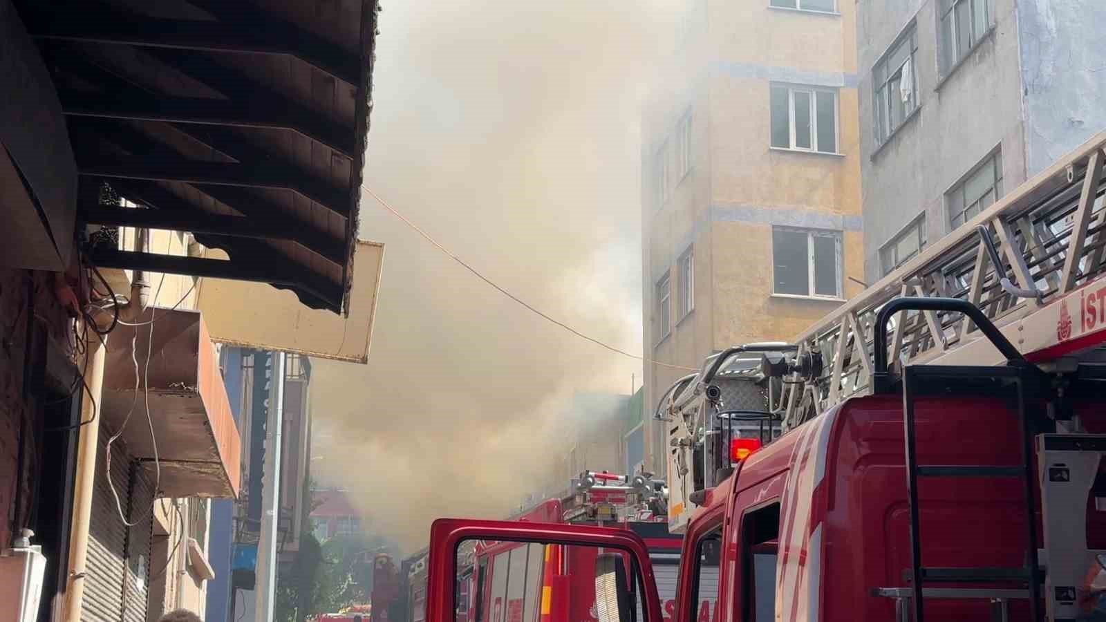 Beyoğlu Bülbül Mahallesi’nde bulunan 2 katlı bir iş yerinde henüz belirlenemeyen nedenle yangın çıktı. İhbar üzerine bölgeye çok sayıda itfaiye ekibi sevk edildi. Ekiplerin yangına müdahalesi sürüyor.
