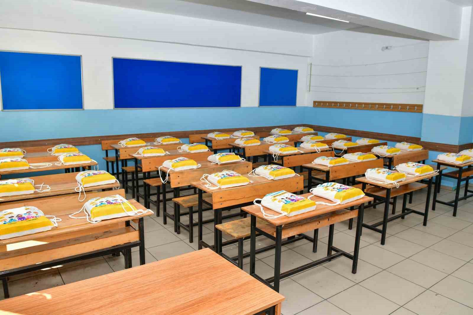 Esenyurt Belediyesi’nden öğrencilere kırtasiye desteği
