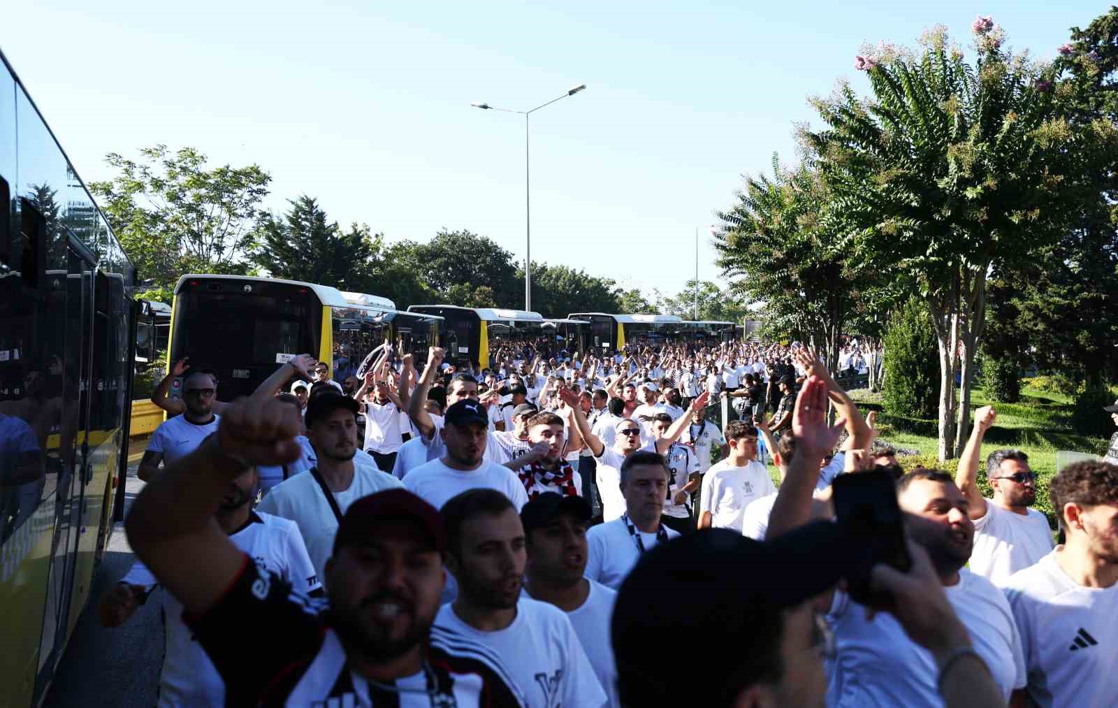 Beşiktaş taraftarı stada geldi