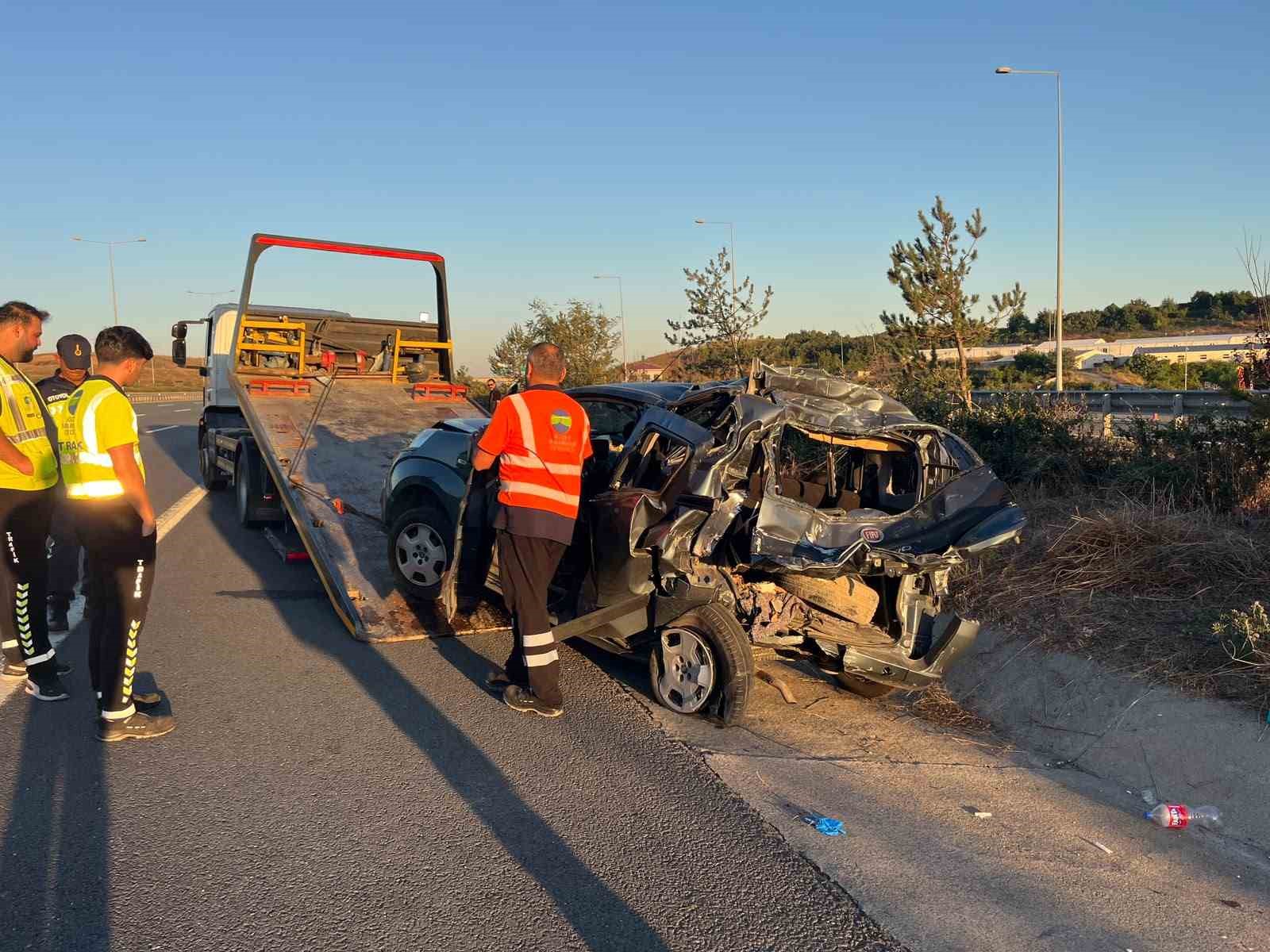 İstanbul Kuzey Marmara Otoyolu’nda seyir halindeki tır, hafif ticari araca çarptı : 6 yaralı
