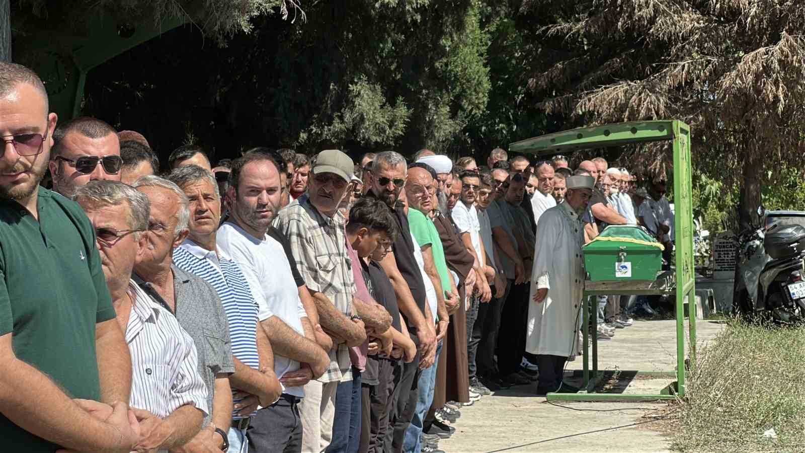 Sığ suya atlayarak hayatını kaybeden 3 çocuk babası son yolculuğuna uğurlandı