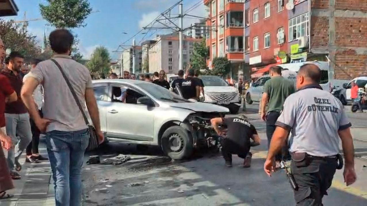 Güngören’de otomobil kaldırıma çıktı: 2 yayaya çarptı