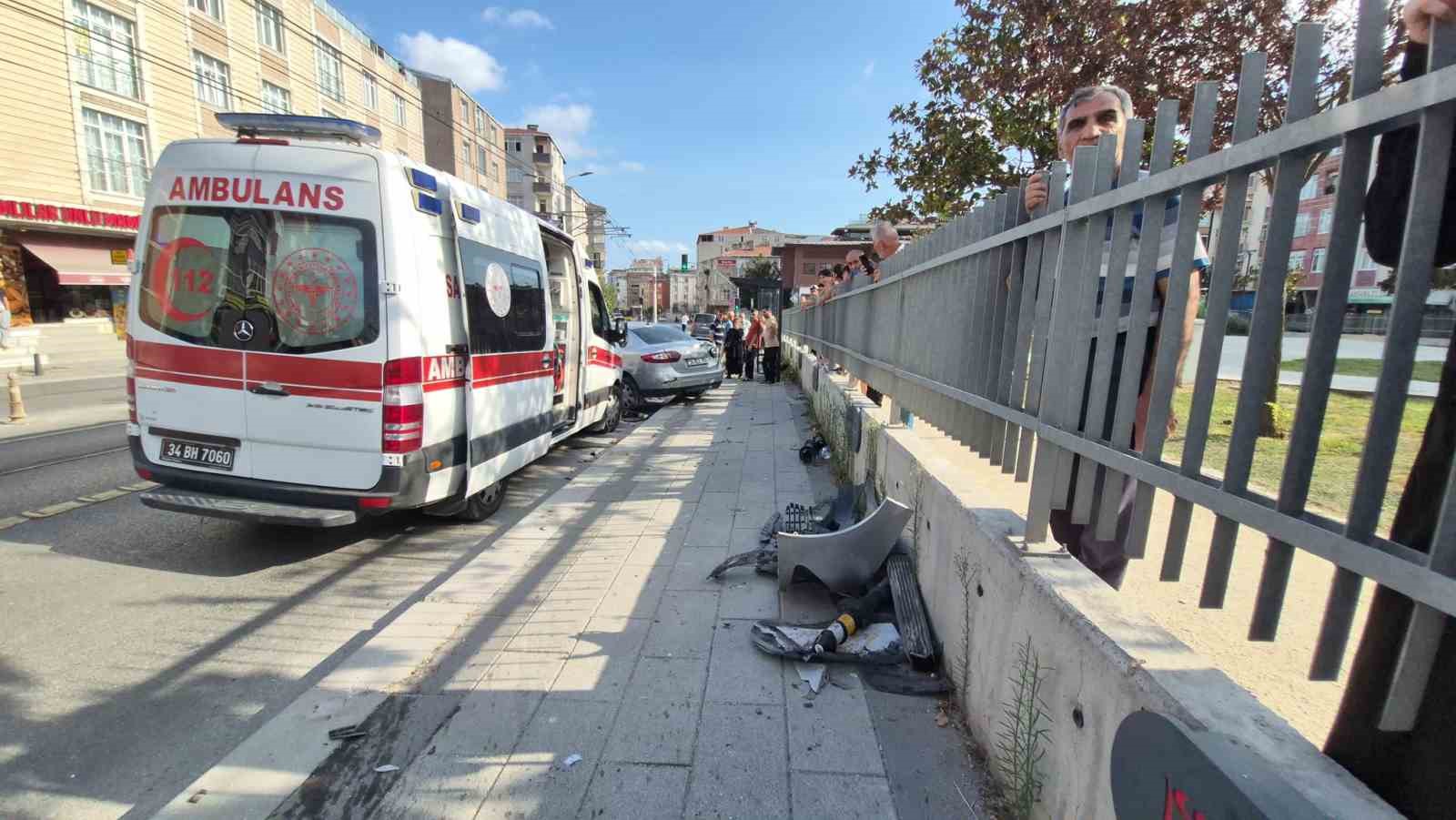Güngören’de kaldırıma çıkan otomobil yayalara çarptı: 4 yaralı
