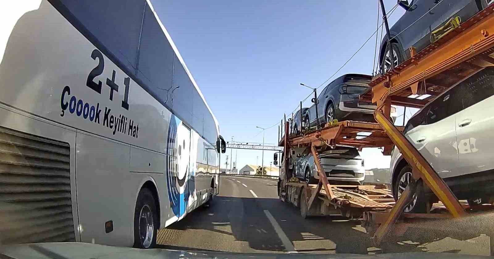 Ani şerit değişikliği faciaya davetiye çıkardı: Kazaya ramak kala
