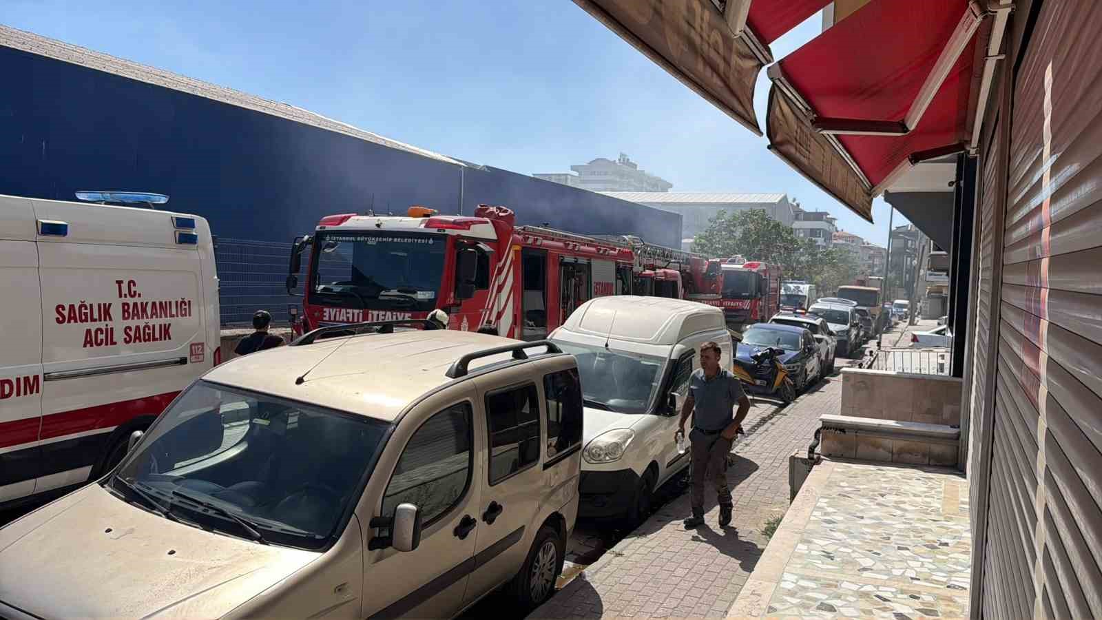 Avcılar’da tadilat sırasında çıkan yangın çatıyı sardı
