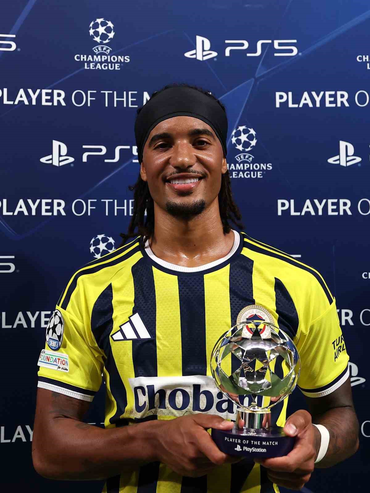Fenerbahçe - Roma maçında ’en iyi oyuncu’ ödülü Archie Brown’un oldu
