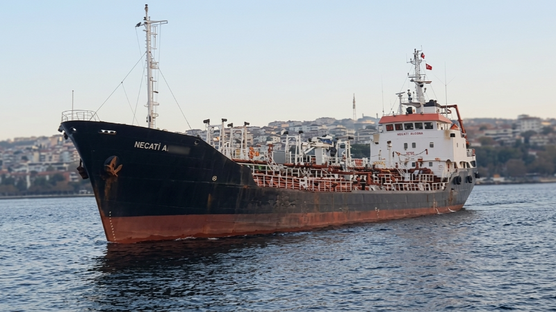 Kocaeli açıklarında arızalanan tanker güvenli bölgeye çekildi
