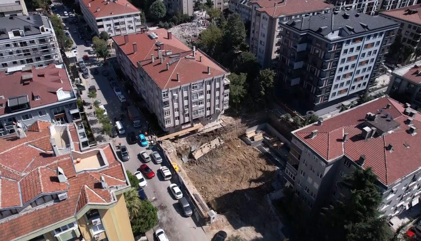 Bahçelievler’de 5 katlı binanın istinat duvarı çöktü
