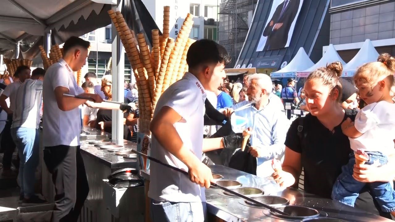 Gaziosmanpaşa’da dondurma festivali: Vatandaşlara 10 ton dondurma ikram edildi