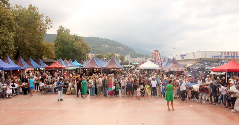 Çınarcık’ta 4 ton hamsi ikram edildi

