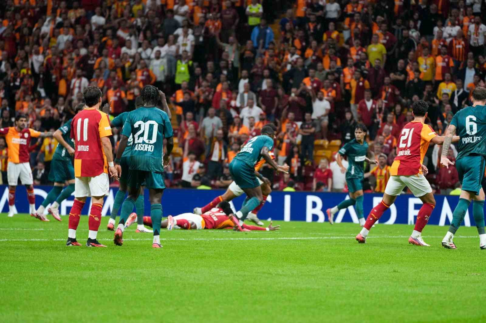 Trendyol Süper Lig: Galatasaray: 0 - Kocaelispor: 0 (İlk yarı)
