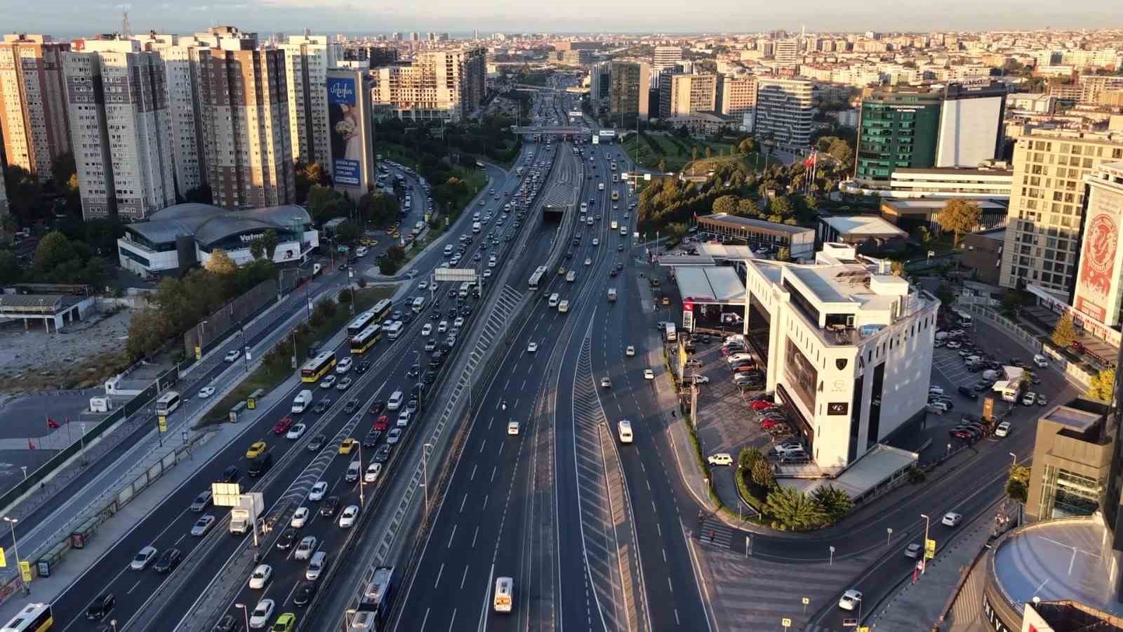Valilik kararı sonrası okulların ilk günü trafik yoğunluğu yüzde 51 olarak ölçüldü
