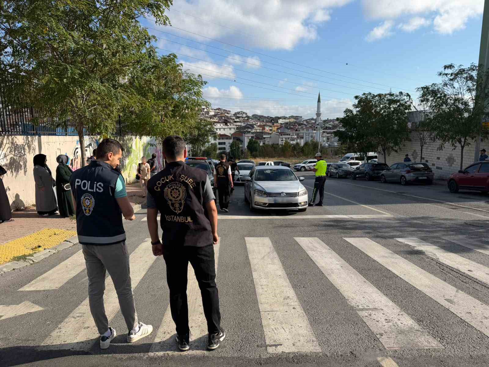 Esenyurt’ta polis ekiplerinde okul önlerinde dronlu denetim
