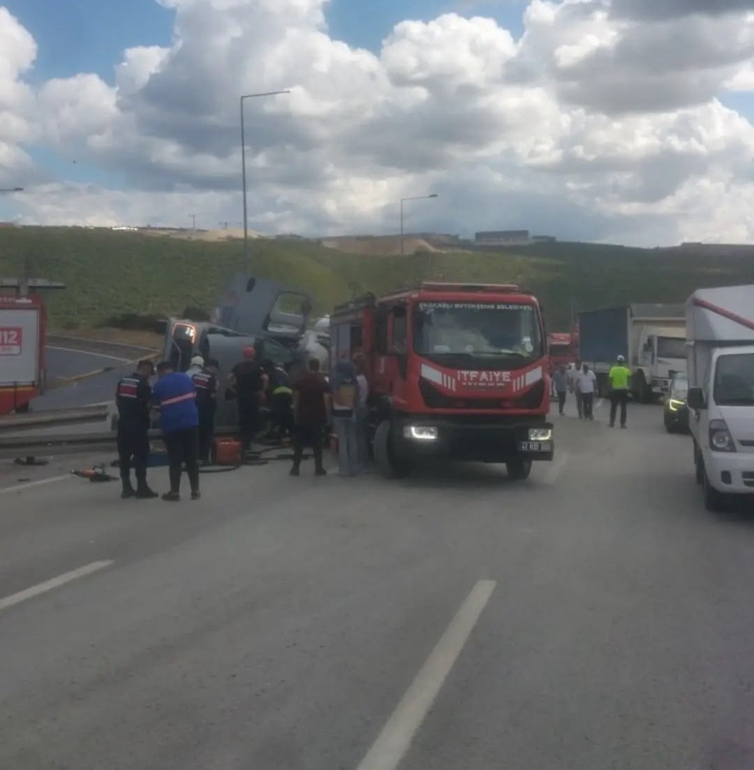 Beton mikseri devrildi, araçta sıkışan sürücü yaralandı
