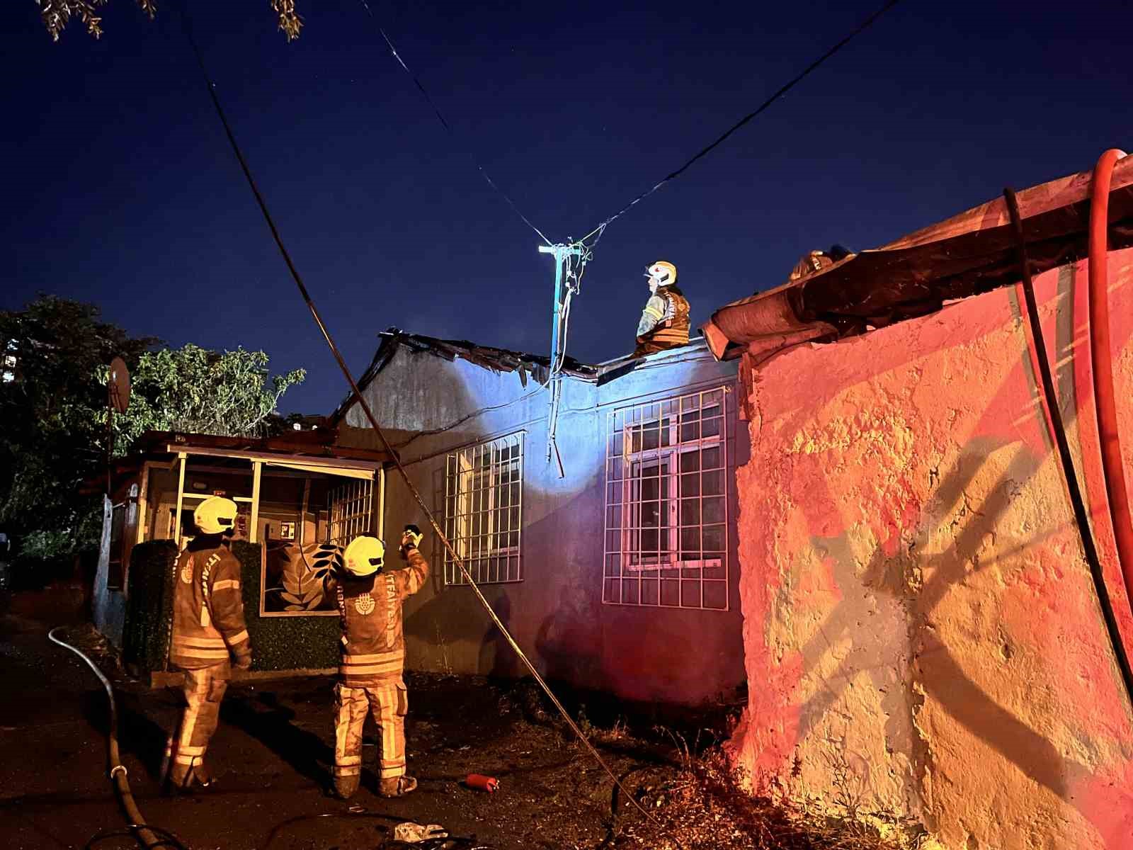 Ümraniye’de 3 gecekonduyu saran yangın paniğe neden oldu