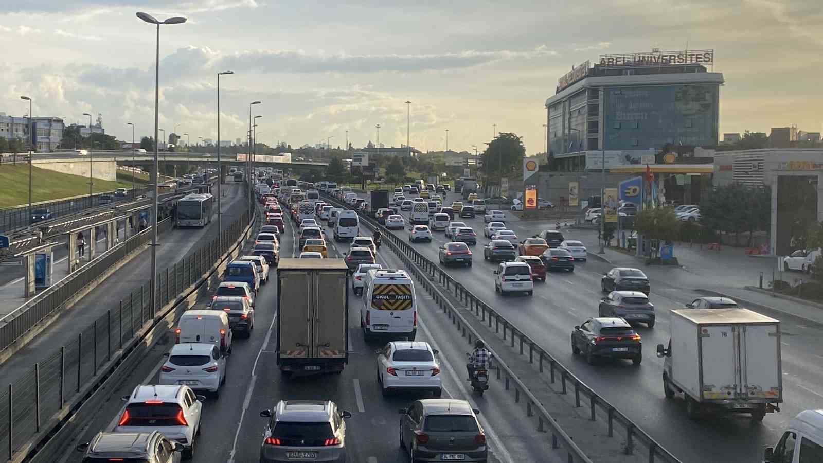 İstanbul’da trafik yoğunluğu okulların ikinci gününde arttı