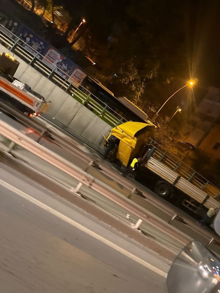 D-100’de tır duvara çarptı, sürücü yaralandı