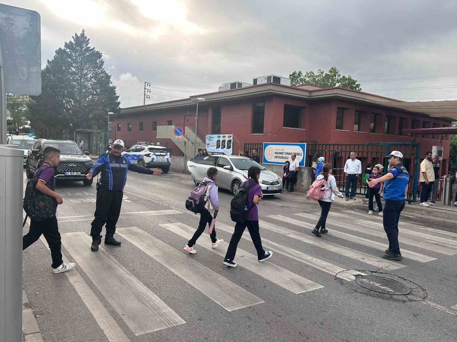 Zabıtadan okul önlerinde tedbir