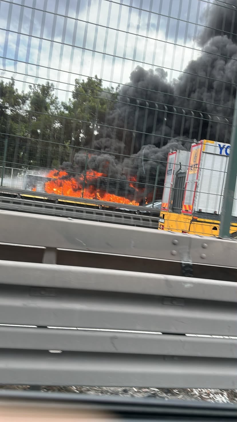 Bakırköy’de İETT otobüsü bilinmeyen bir nedenle alev alev yanmaya başladı. Olay yerine itfaiye ekipleri sevk edildi.