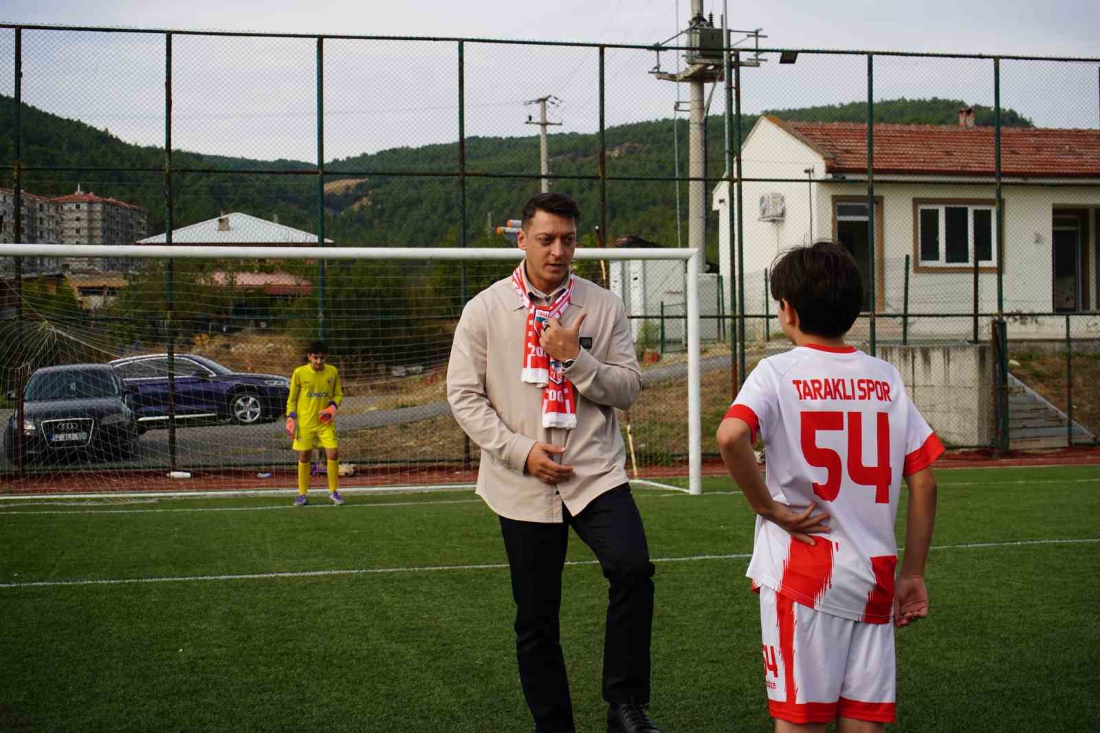 Mesut Özil, gençlere futbol akademisi müjdesi verdi