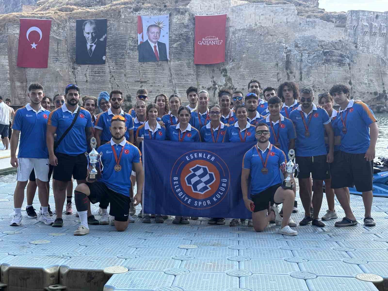 Türkiye Şampiyonası’ndan Esenler’e çifte kupa