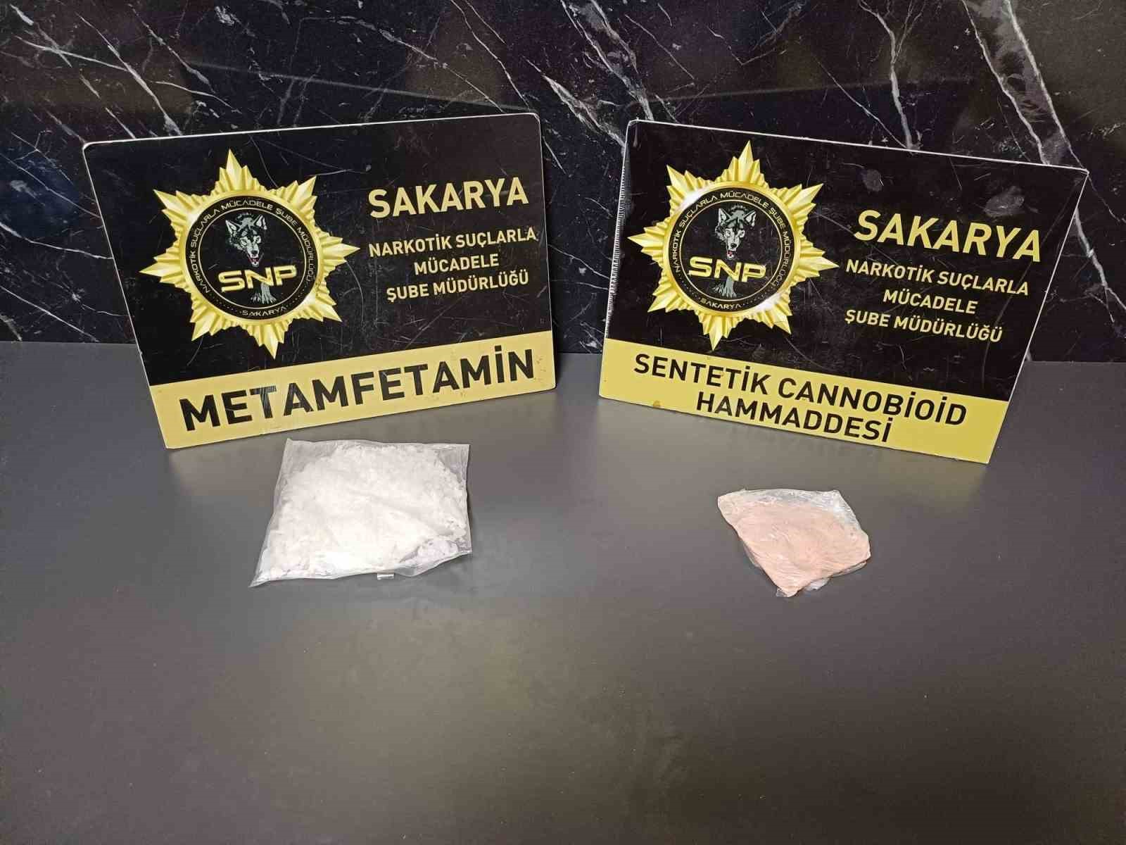 İstanbul’dan 111 kilogram uyuşturucu ham maddesi getirirken Sakarya gişelerinde yakalandılar
