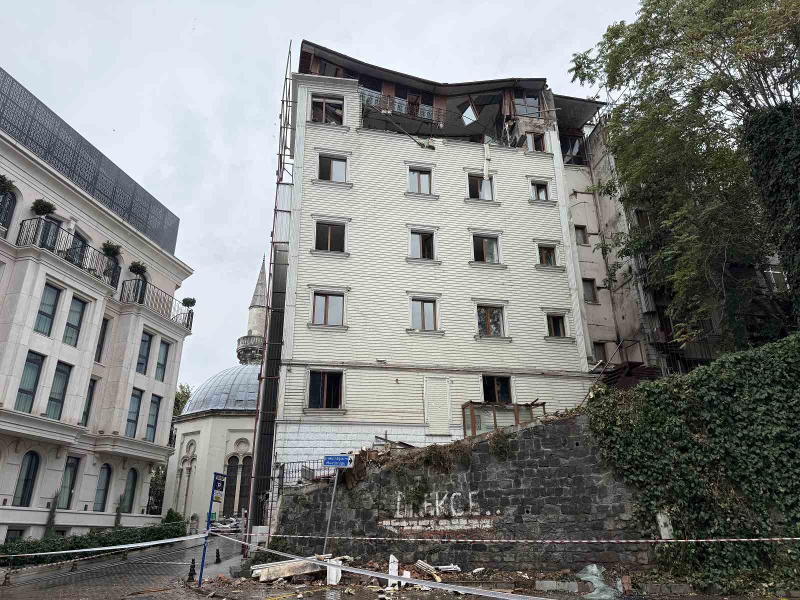 Fatih’te boşaltılan otelin üst katı kısmen çöktü: 5 araç hasar gördü, bölge yaya ve araç trafiğine kapatıldı

