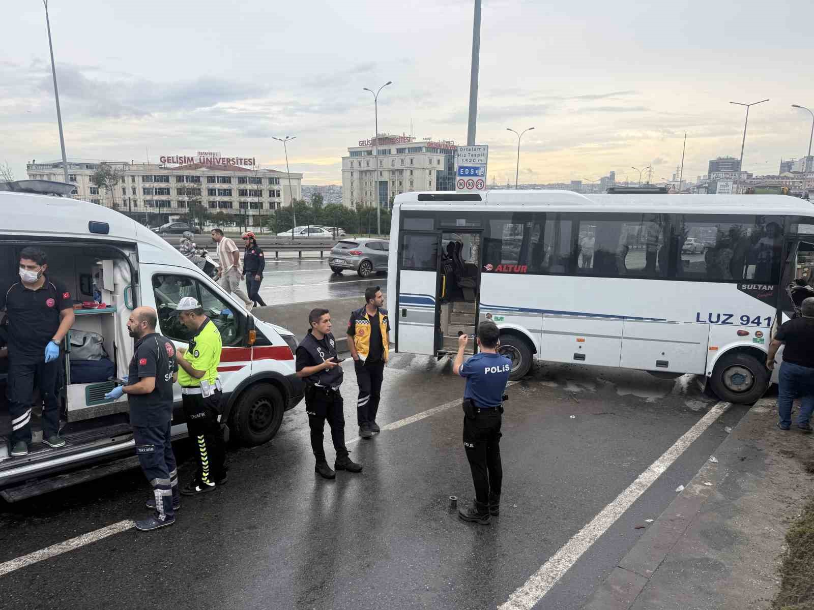 Avcılar D-100 yan yolda servis midibüsü kaza yaptı. Olay yerine sağlık ve polis ekipleri sevk edildi.
