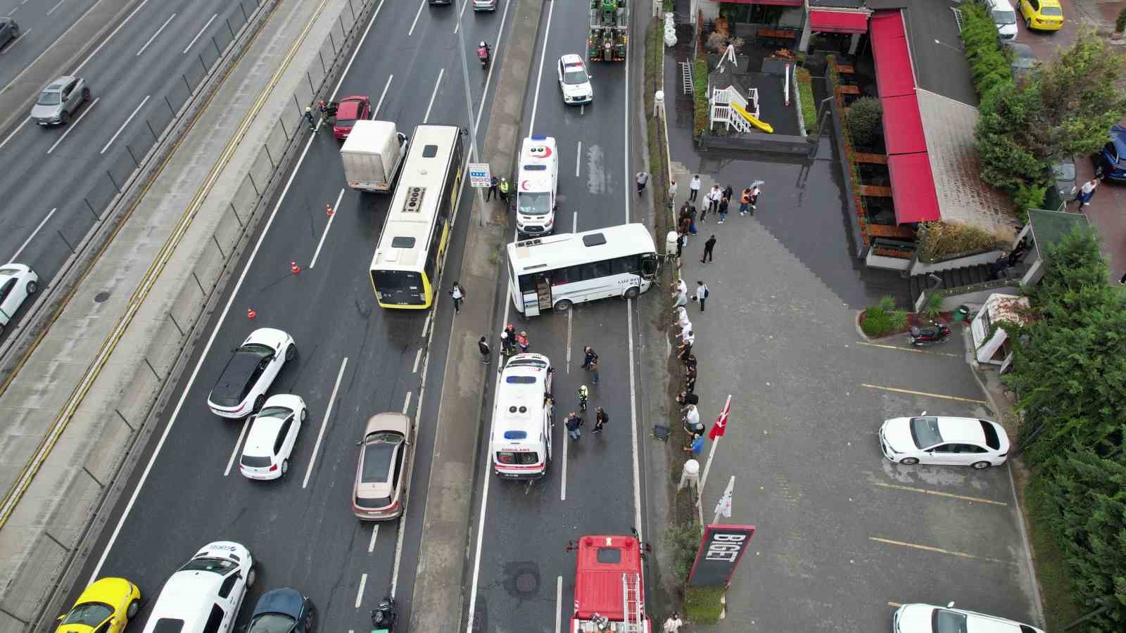 Avcılar’da servis midibüsü kaza yaptı: 9 yaralı
