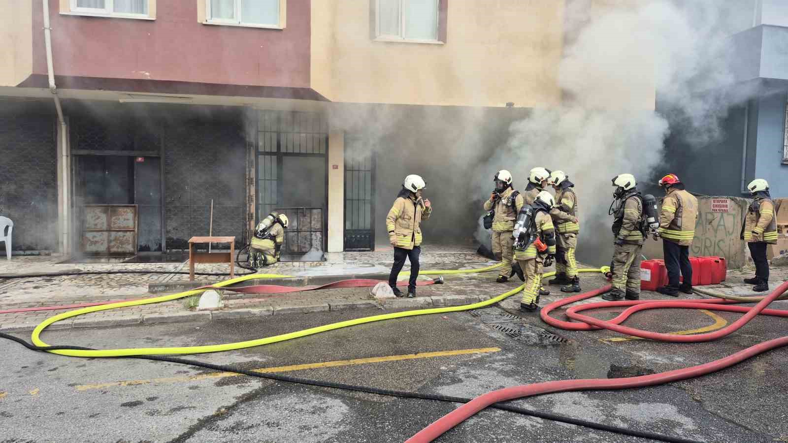 Üsküdar’da iş yerinde yangın paniği
