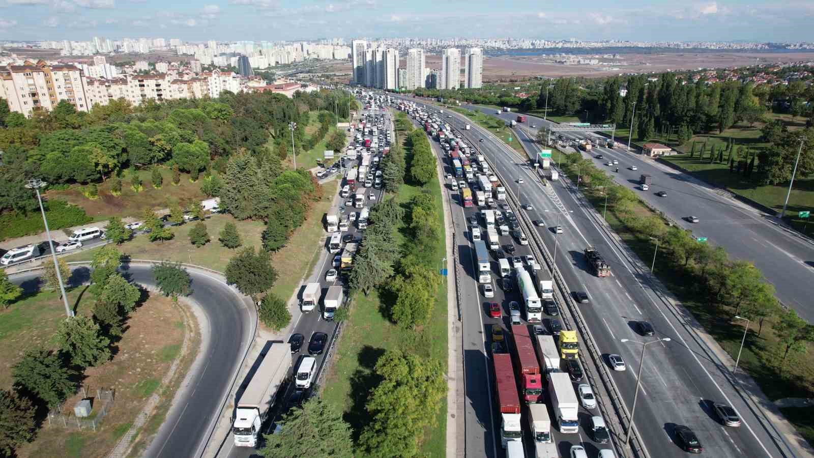 TEM Otoyolu’nda seyir halindeki tır alev alev yandı

