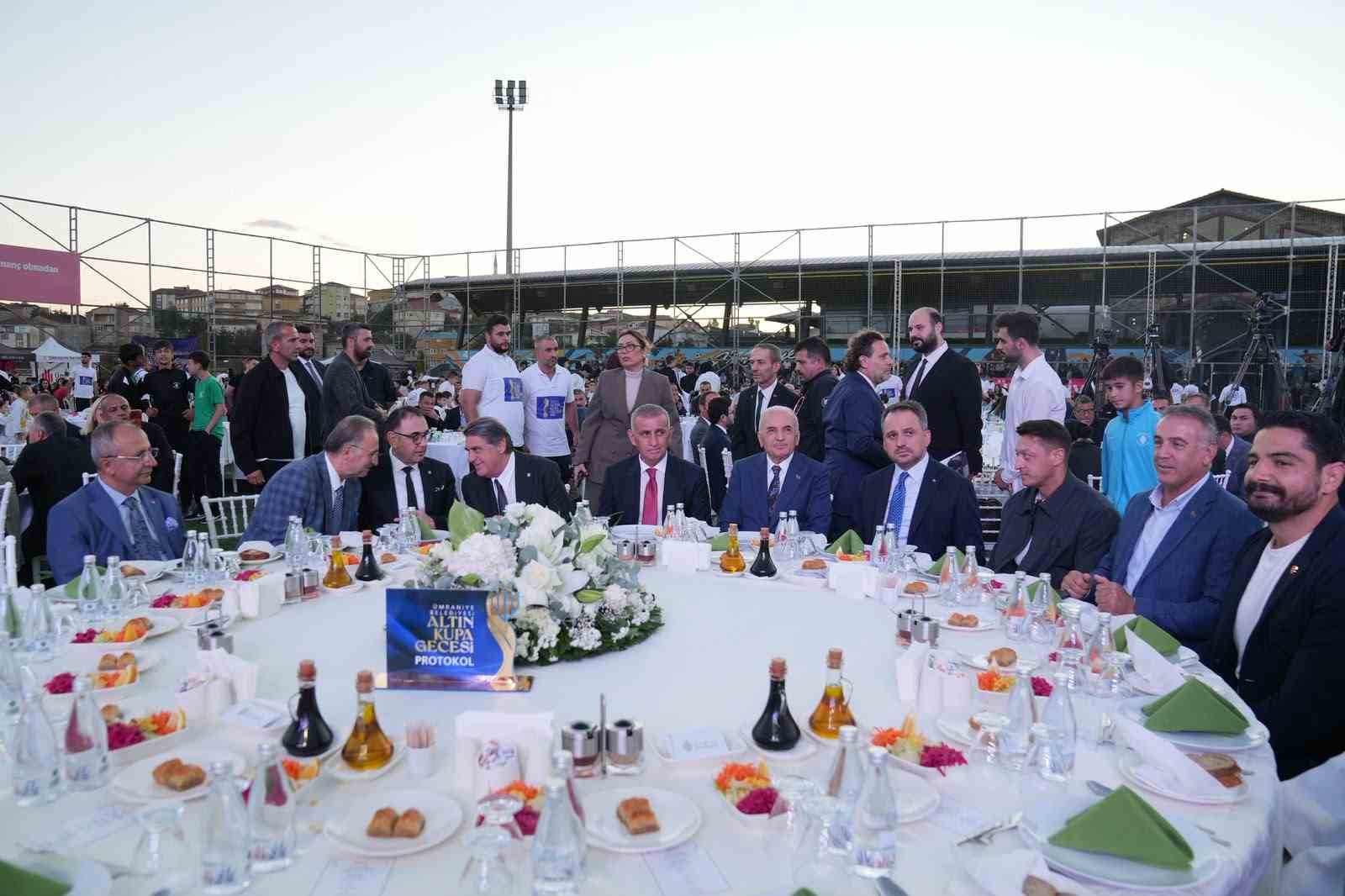 Ümraniye’nin şampiyonları, Altın Kupa Gecesi’nde ödüllendirildi
