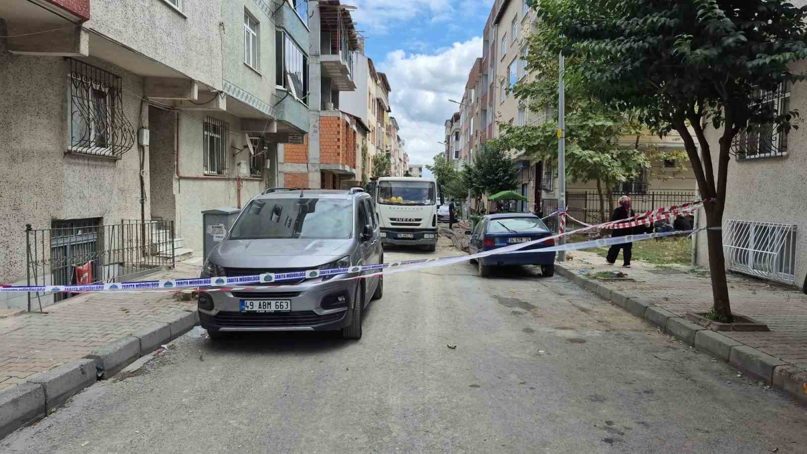 Sultangazi’de duvarlarında çatlaklar oluşan iki apartman havadan görüntülendi

