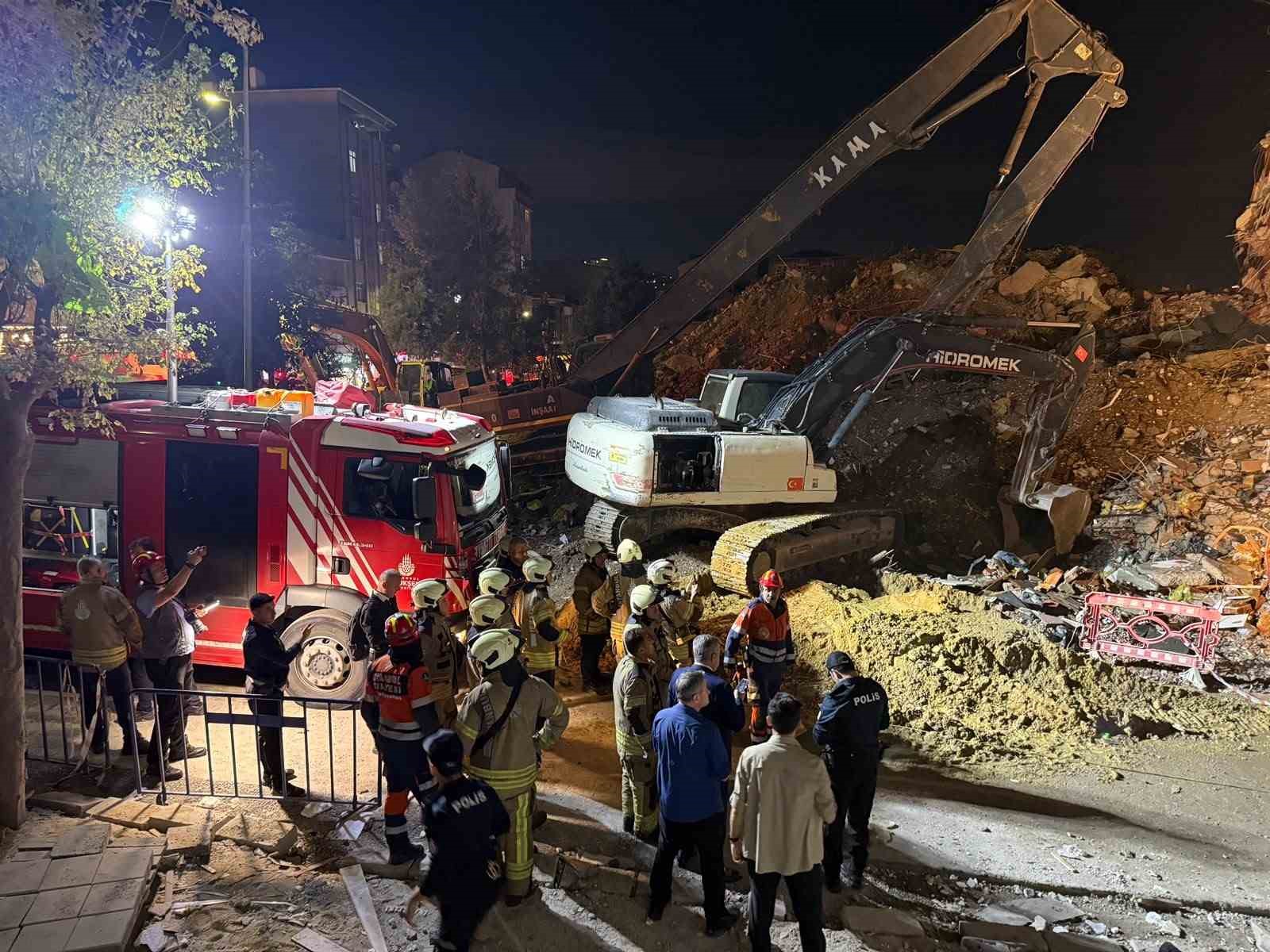 Küçükçekmece’de, kentsel dönüşüm kapsamındaki bina akşam saatlerinden kendiliğinden çöktü. AFAD ve itfaiye ekipleri, çöken binada tedbir amaçlı çalışma başlattı.