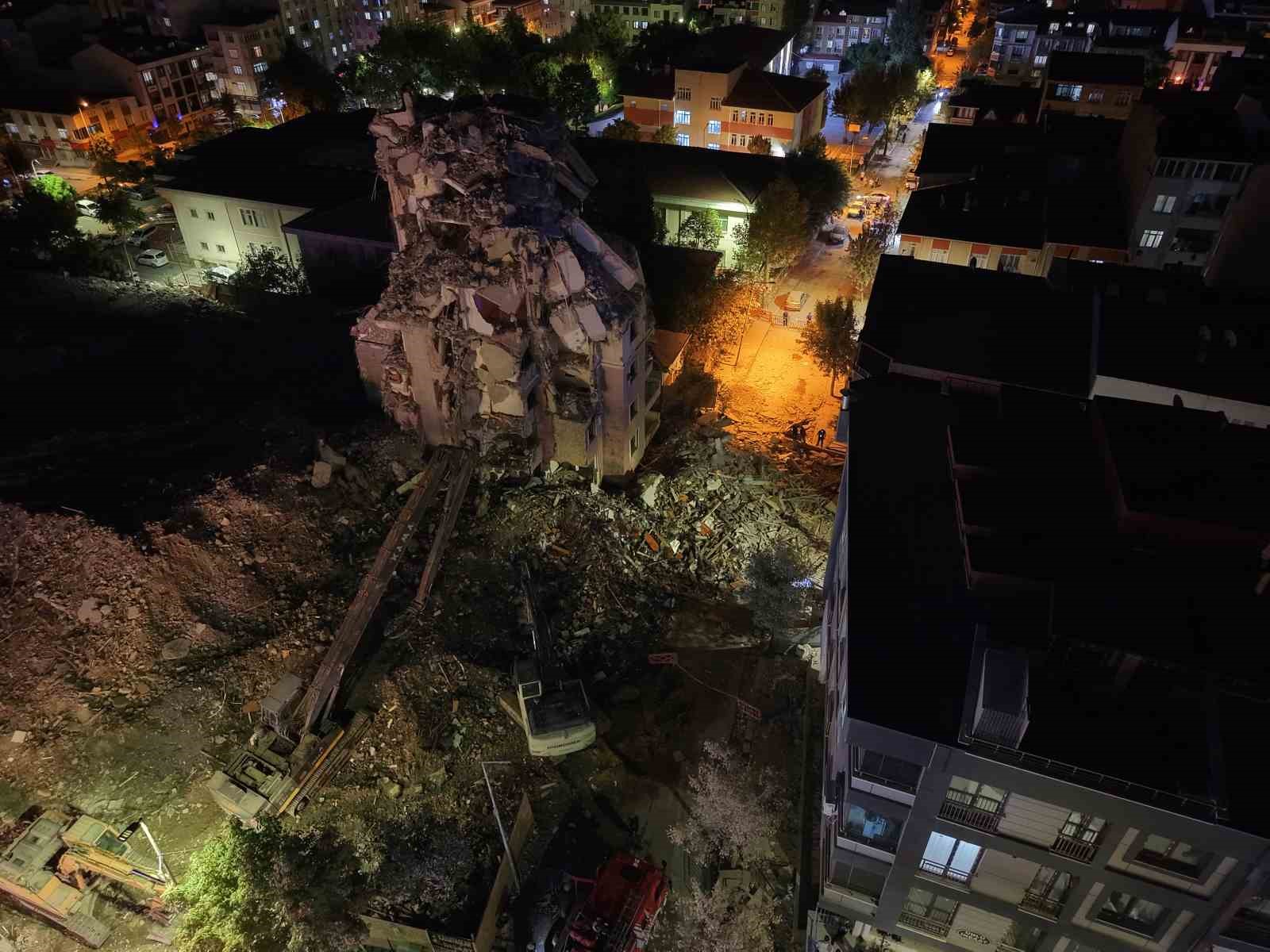 Küçükçekmece’de yıkım çalışmasında çöken binada arama çalışmaları sona erdi