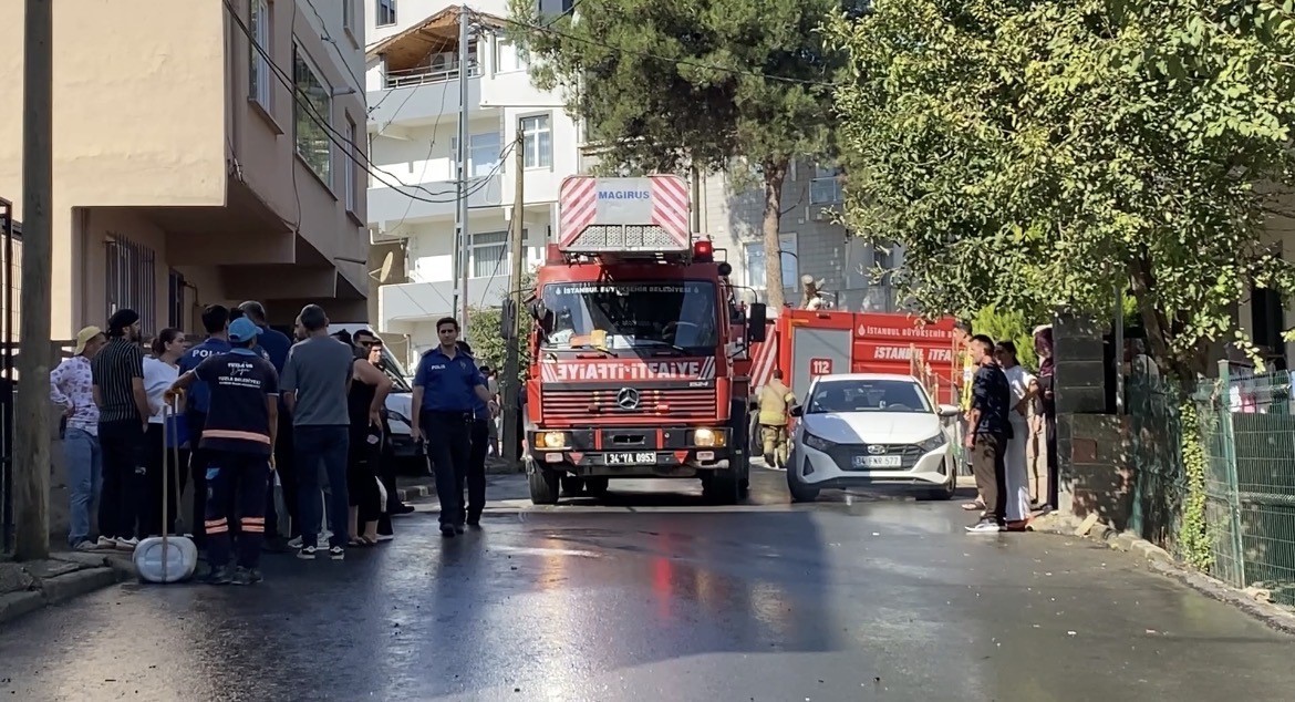 Tuzla’da 2 katlı binanın çatısı alev alev yandı