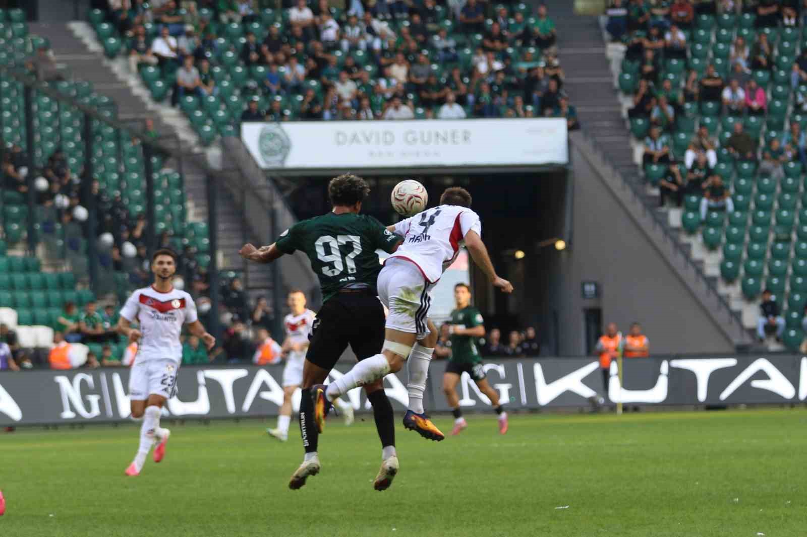 Trendyol Süper Lig: Kocaelispor: 0 - Gaziantep FK: 0 (İlk yarı)
