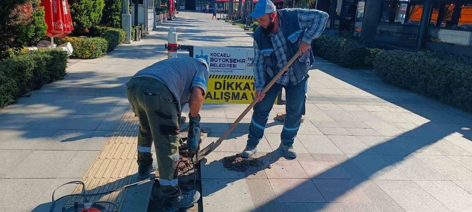İzmit’te yürüyüş yolları ve kaldırımlar onarılıyor